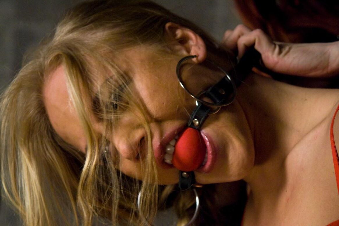Kylie Wilde en bondage