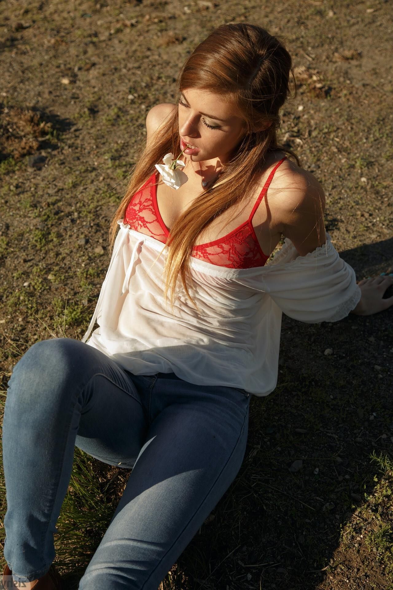 Zishy Gracie Thimble Blue Jeans y Red Bra (NN)