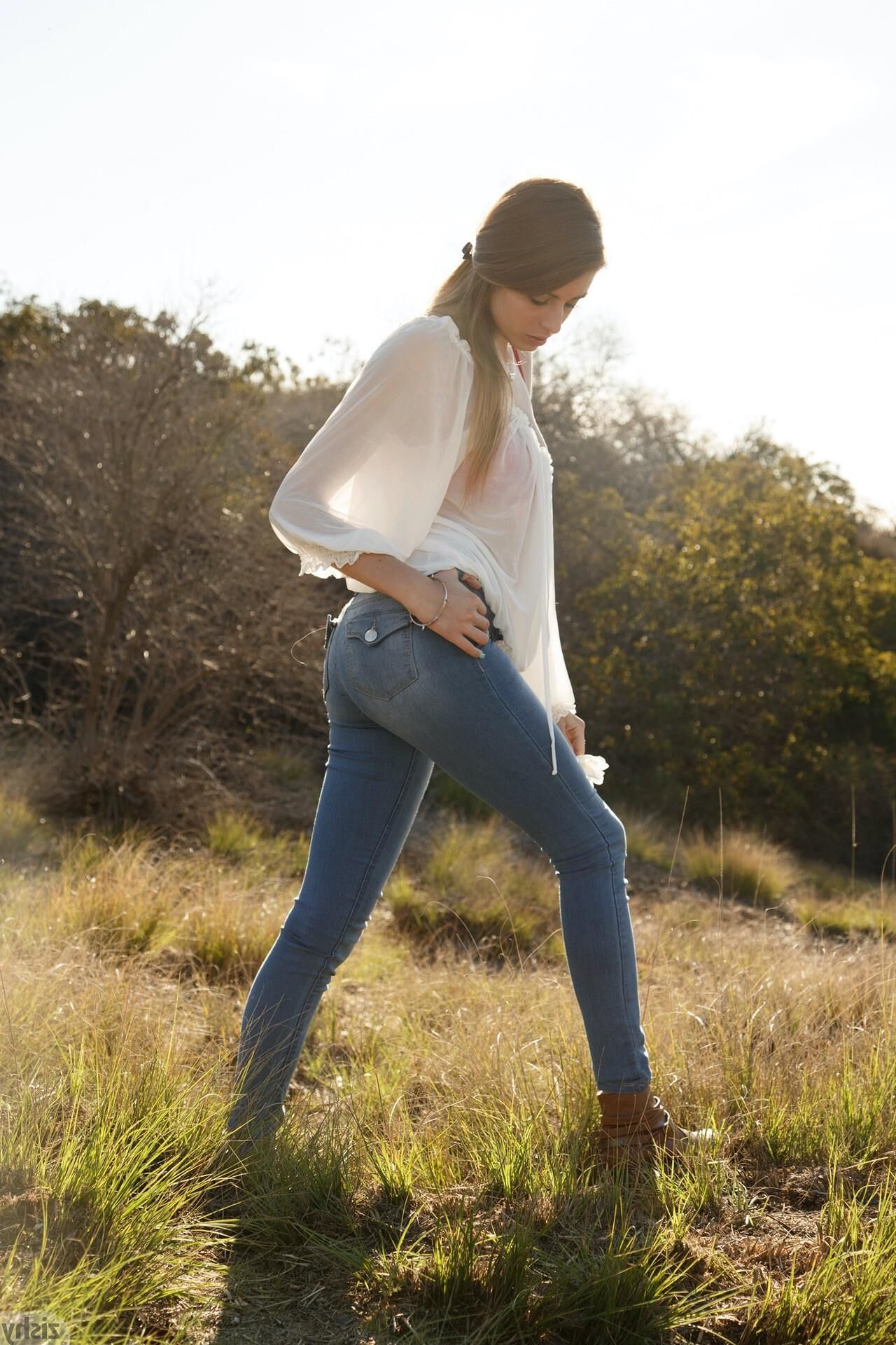 Zishy Gracie Thimble Blue Jeans y Red Bra (NN)