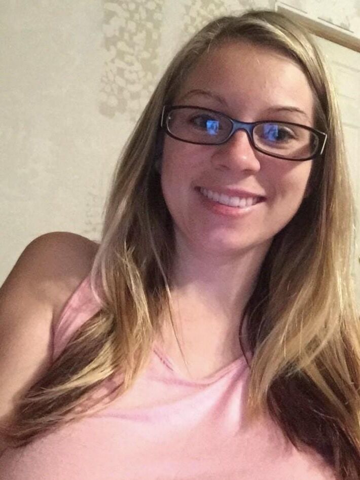 Krystal: Heiße blonde Frau mit großen nackten Titten