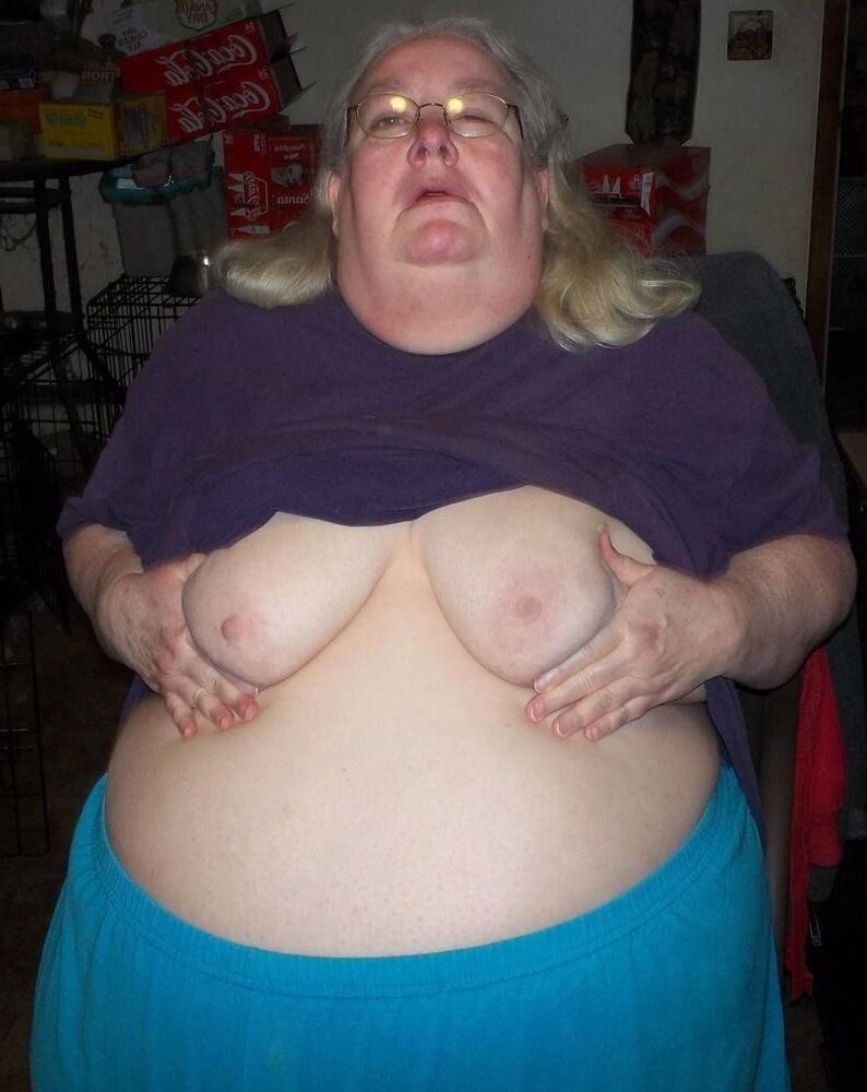 Blonde reife große Bauch
