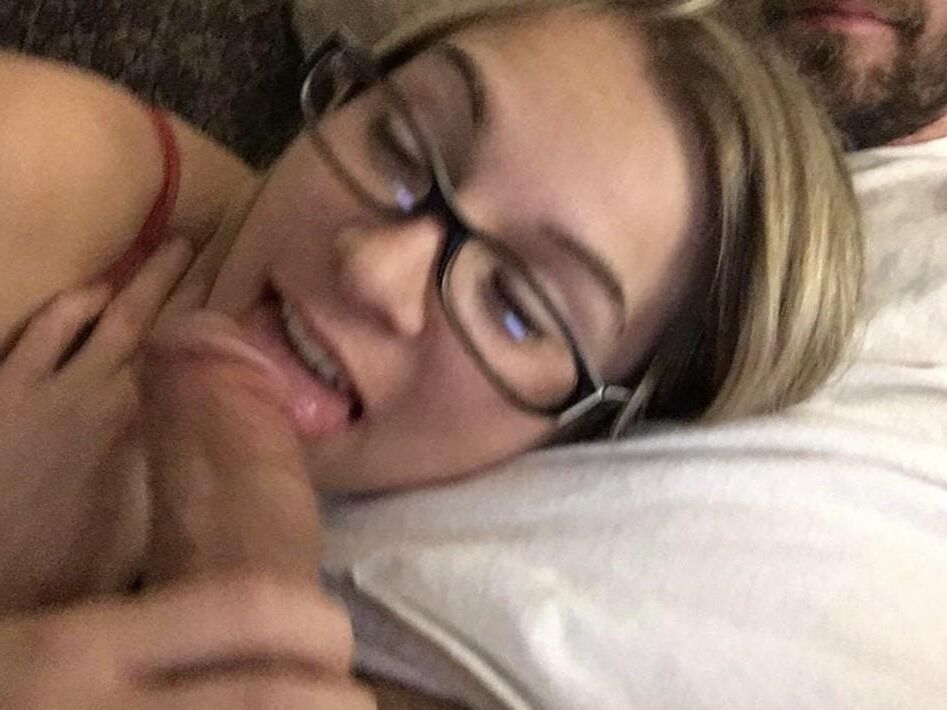 Krystal: Heiße blonde Frau mit großen nackten Titten