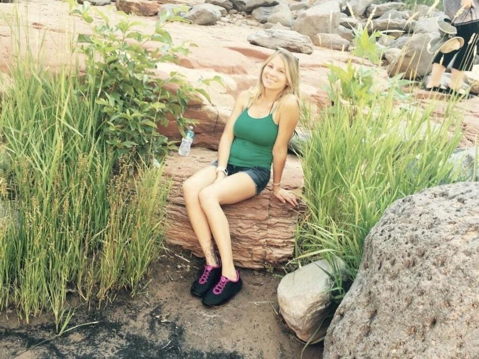 Krystal: Heiße blonde Frau mit großen nackten Titten