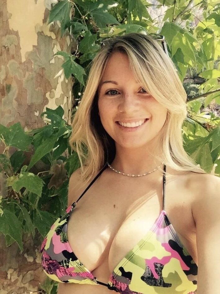 Krystal: Heiße blonde Frau mit großen nackten Titten