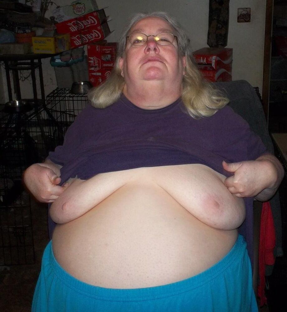 Blonde reife große Bauch