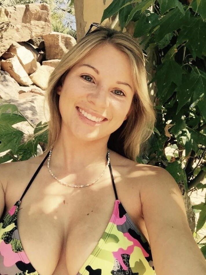 Krystal: Heiße blonde Frau mit großen nackten Titten