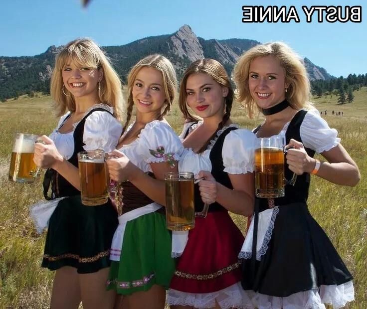 Sueltas publicitarias de la tetona Annie H. en un dirndl sexy