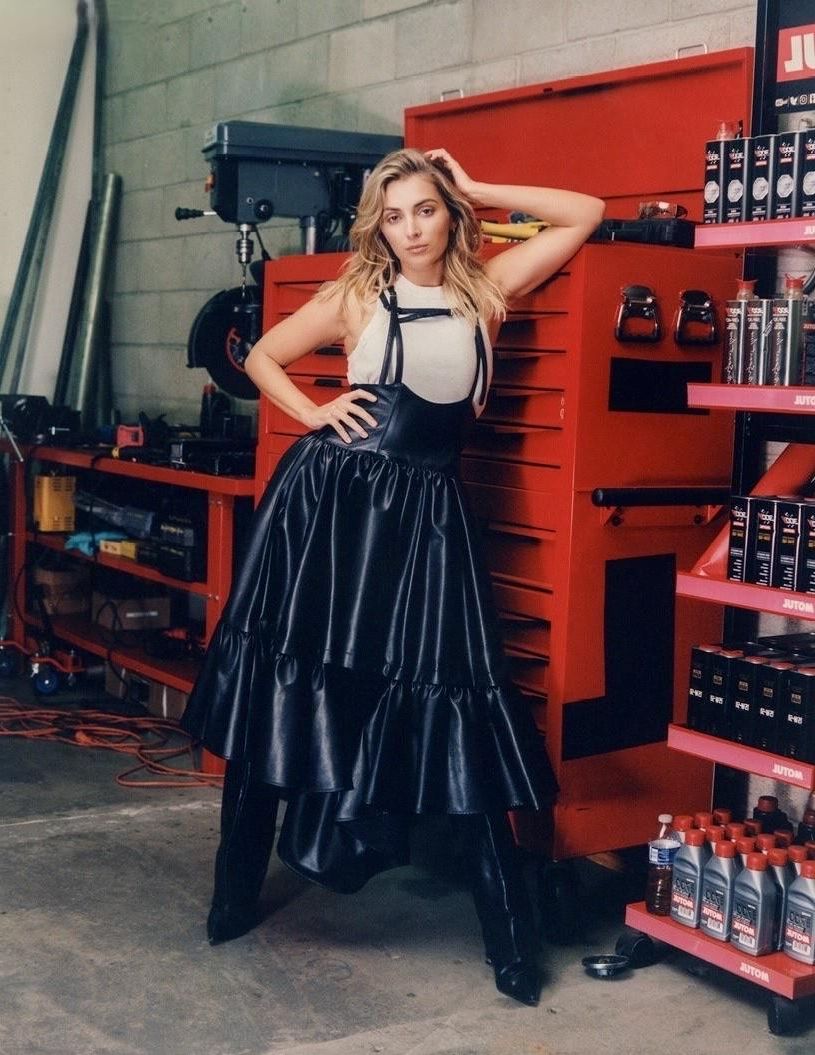 Emelia Sexy Beauty Curvy Blonde YouTuber Mechanic Girl Mixed Hot