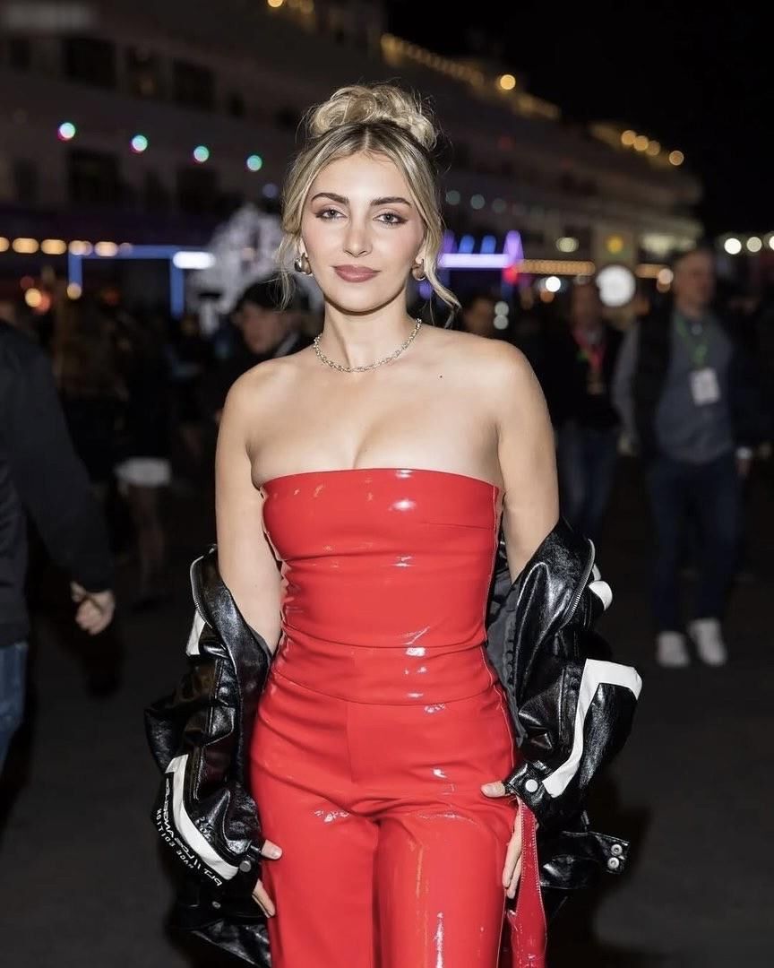 Emelia Sexy Beauty Curvy Blonde YouTuber Mechanic Girl Mixed Hot