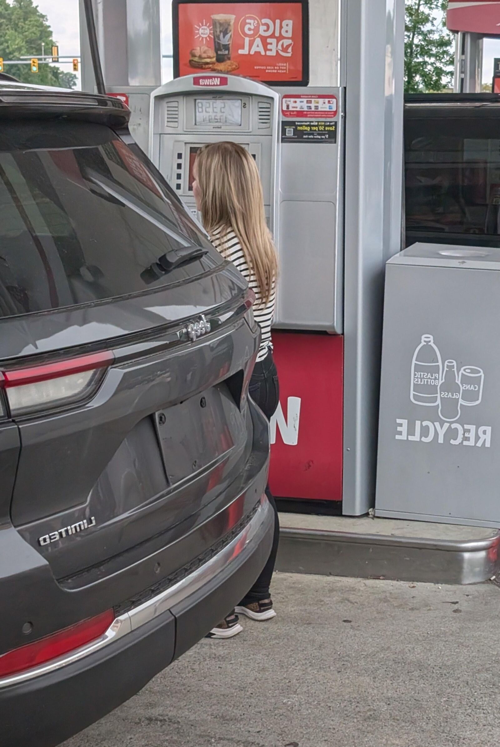 Süße Blondine an der Tankstelle