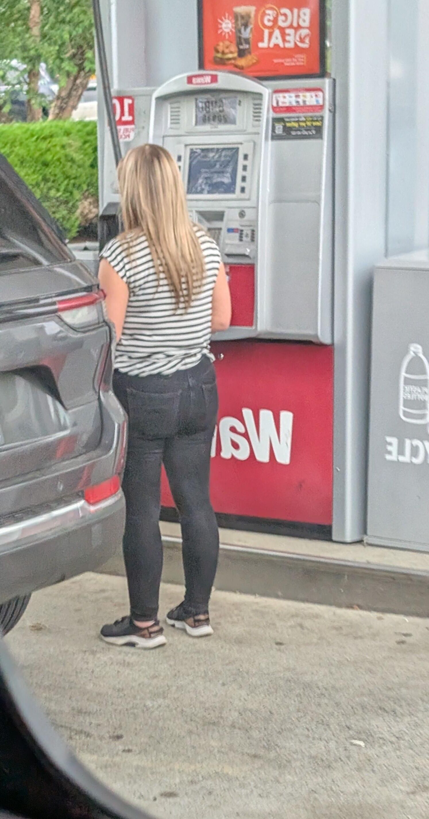 Süße Blondine an der Tankstelle