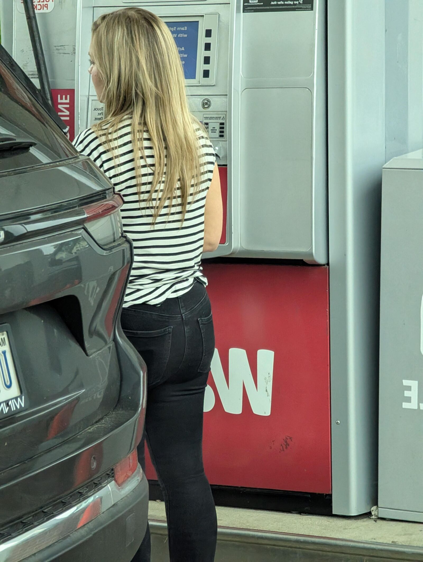 Süße Blondine an der Tankstelle