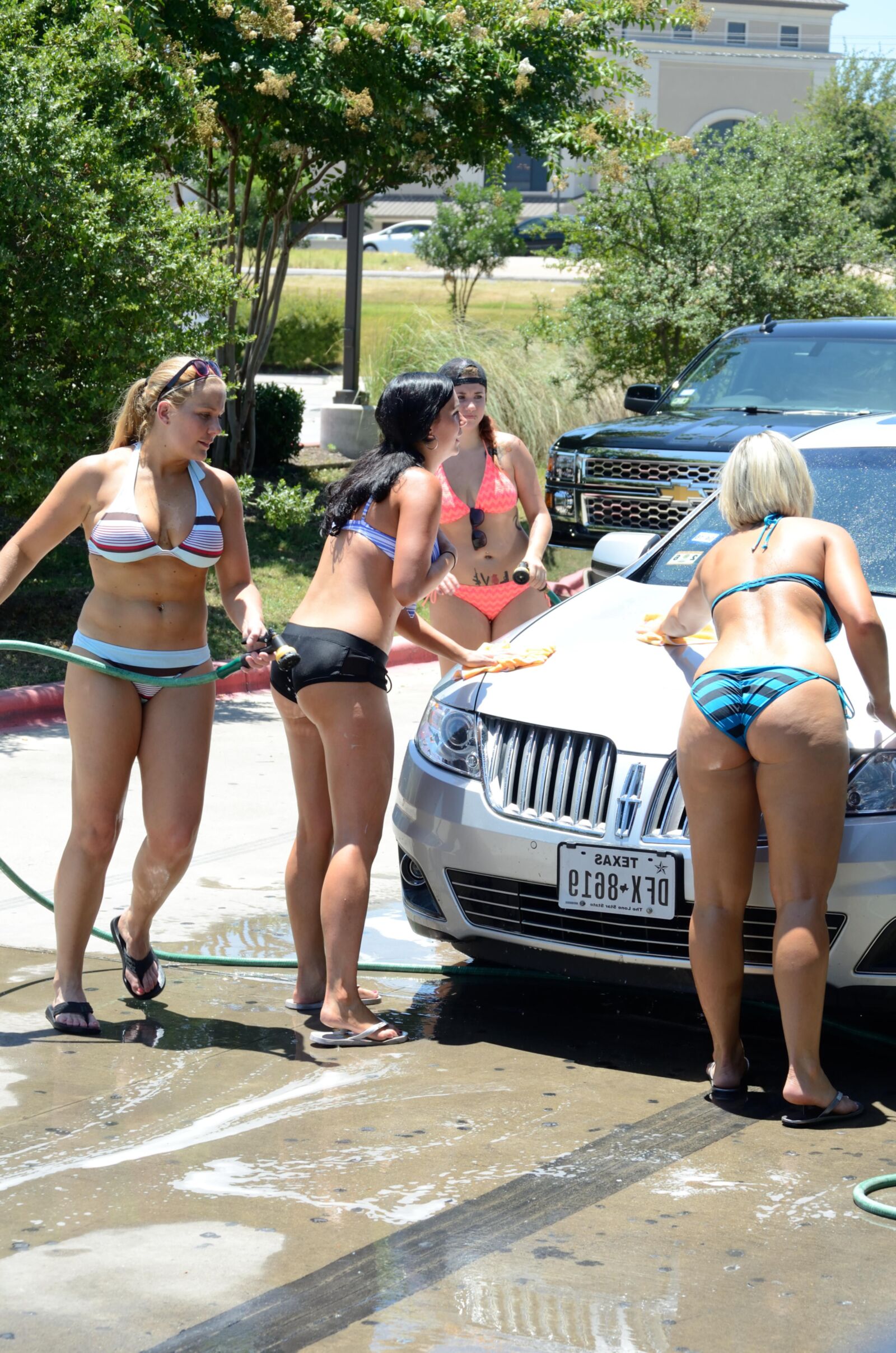 Schöne blonde Bikini Carwash Babe