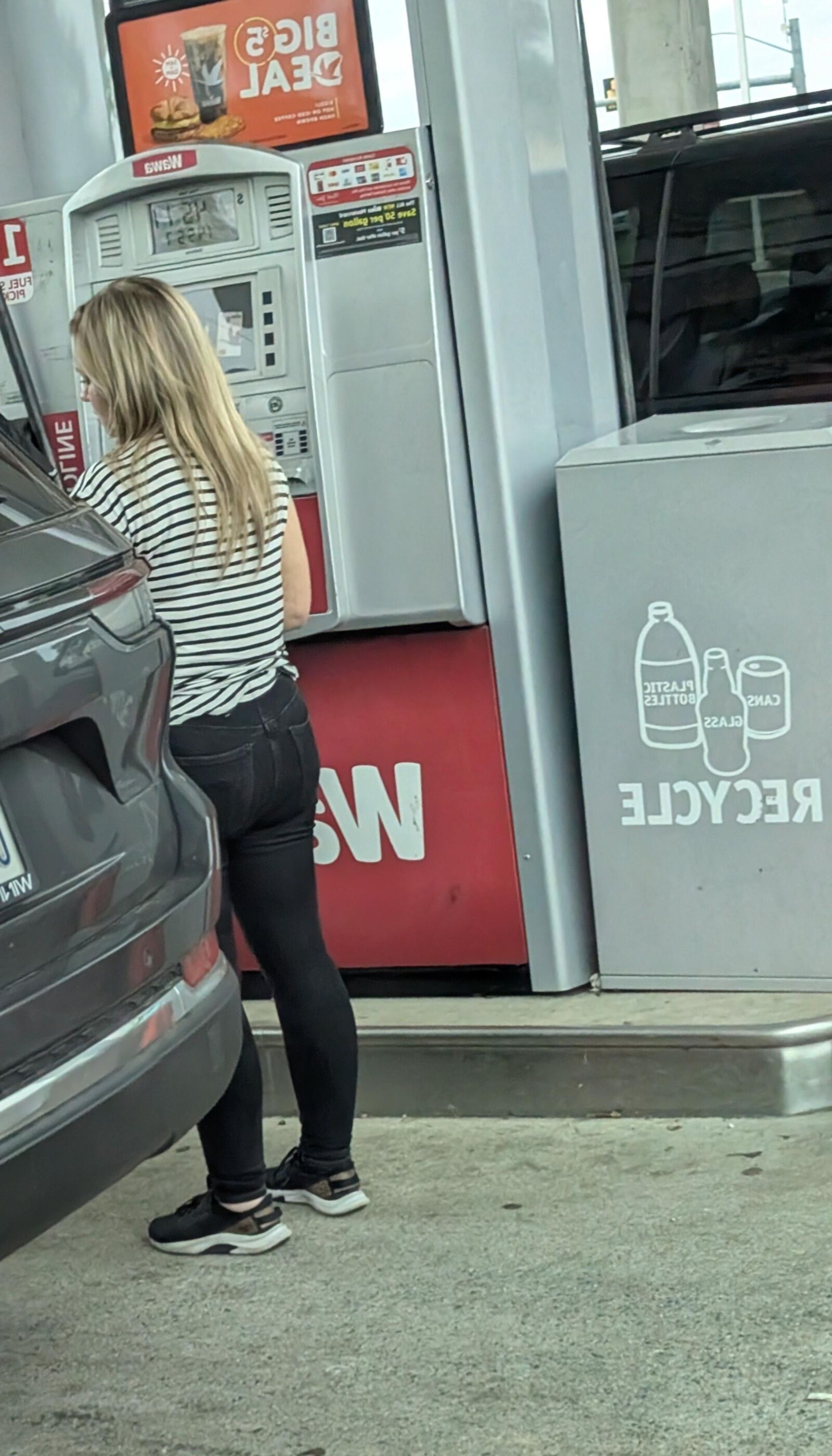 Süße Blondine an der Tankstelle