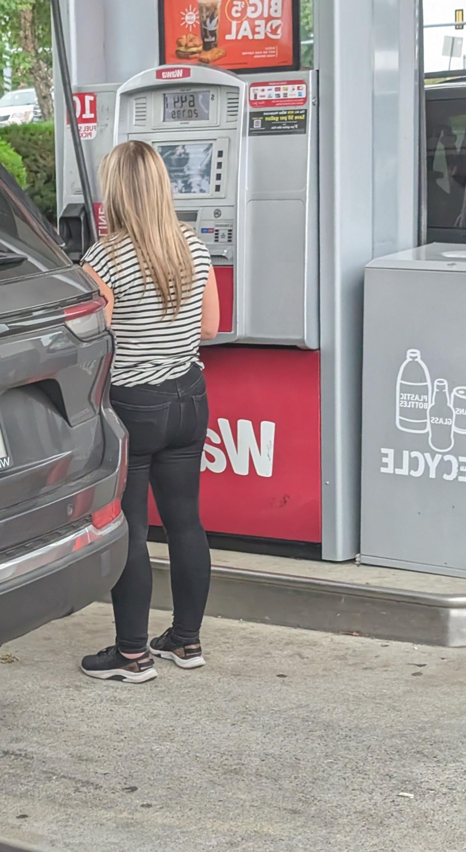 Süße Blondine an der Tankstelle