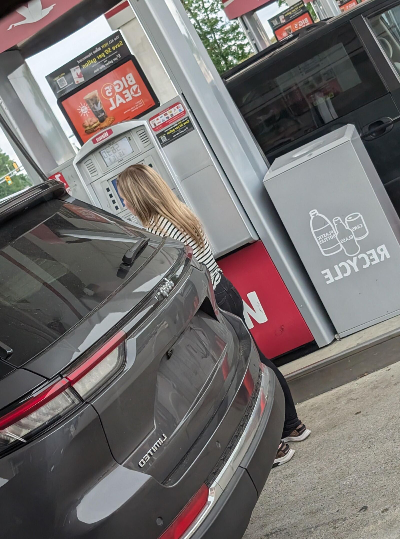 Süße Blondine an der Tankstelle