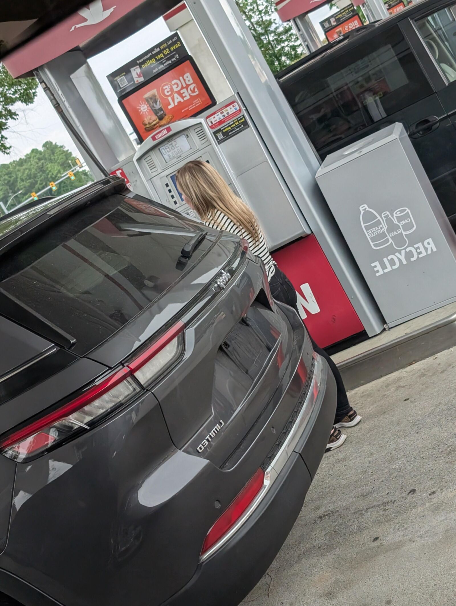 Süße Blondine an der Tankstelle