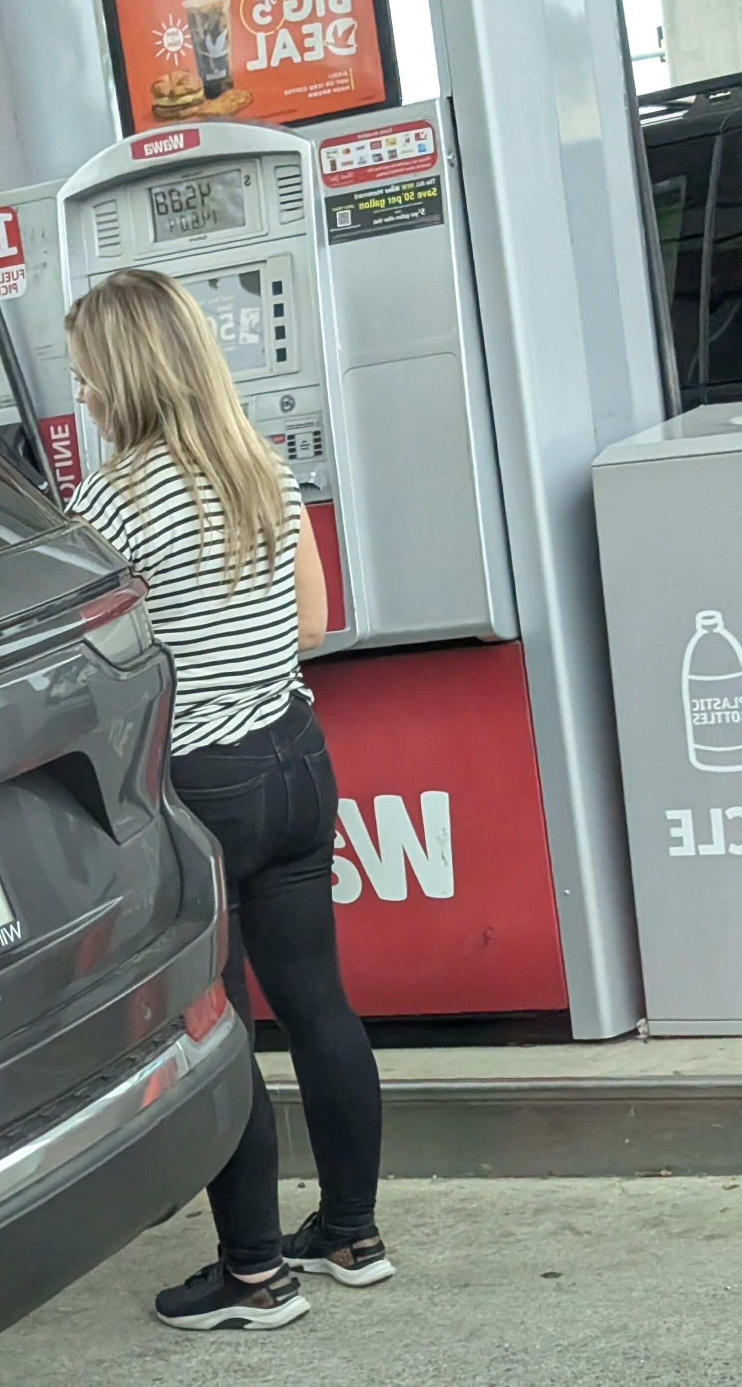 Süße Blondine an der Tankstelle