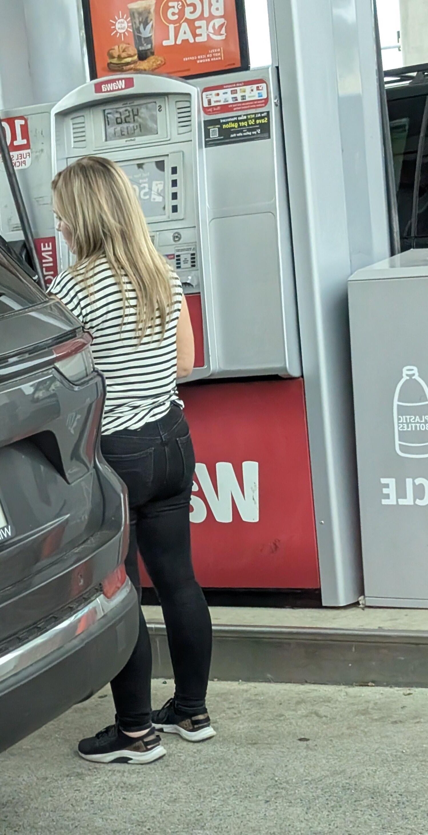 Süße Blondine an der Tankstelle