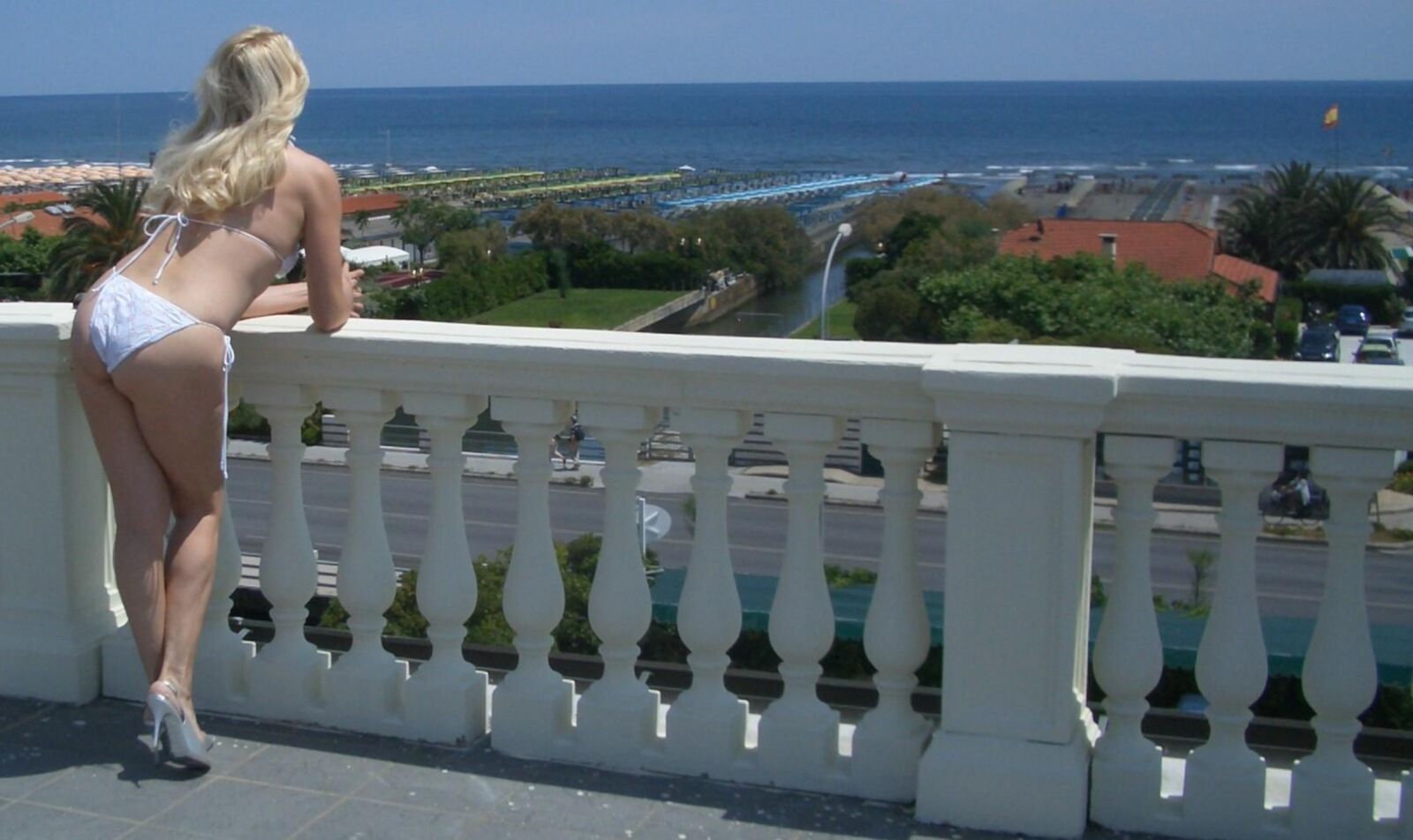 Desnudez pública en un hotel solarium
