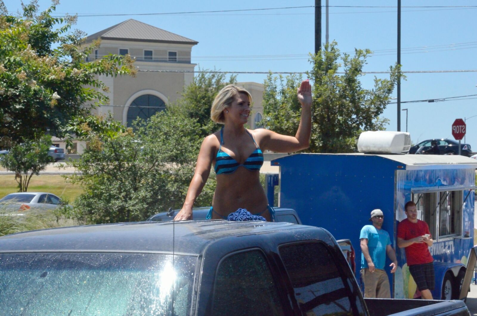 Schöne blonde Bikini Carwash Babe
