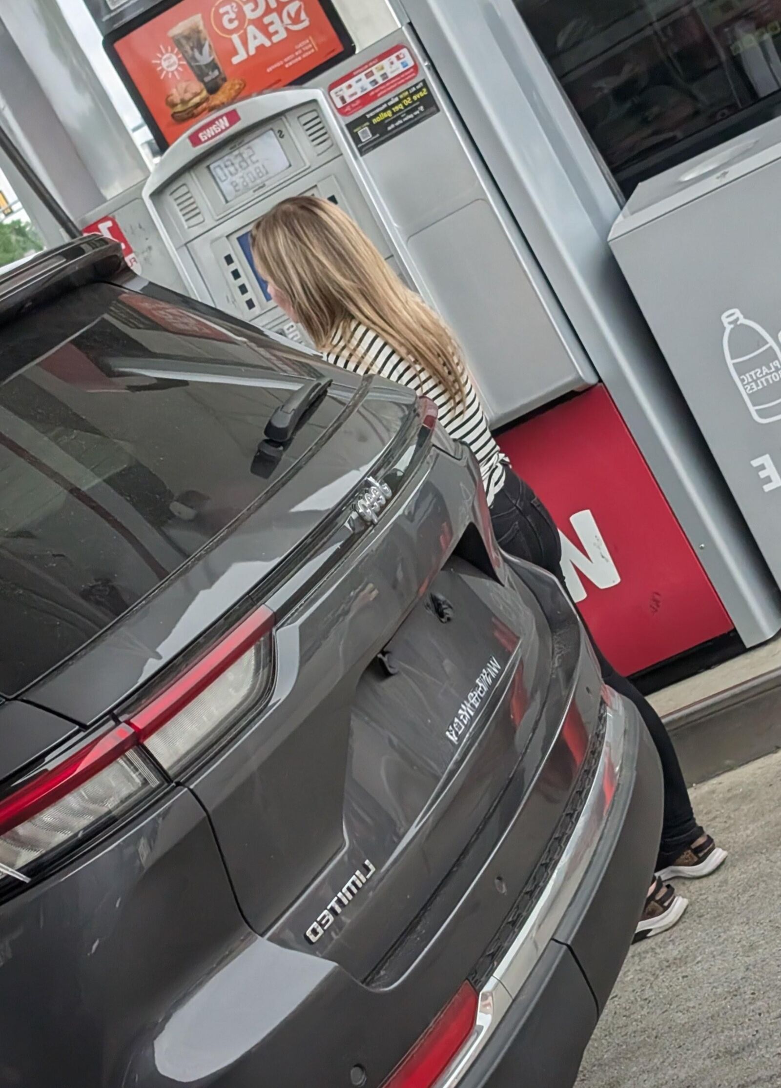 Süße Blondine an der Tankstelle