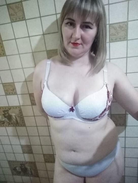町のミアスのぽっちゃりしたロシアの熟女エレナ