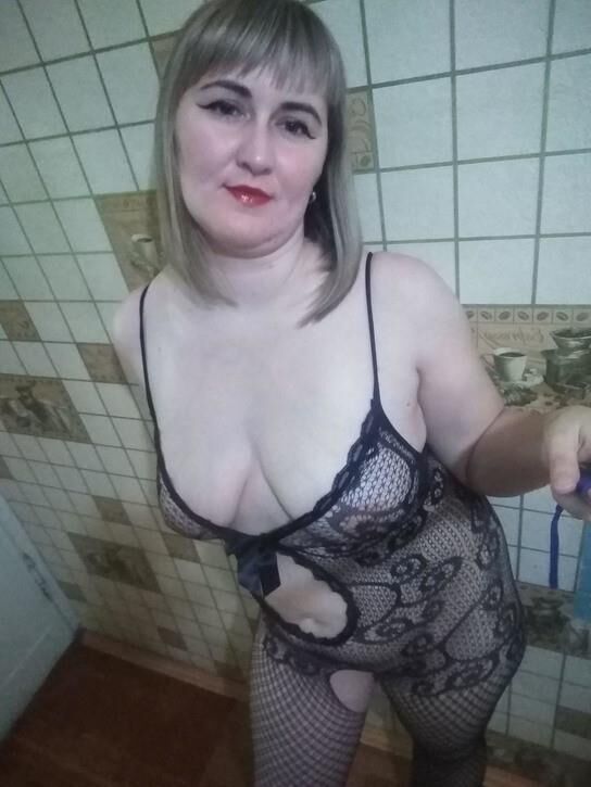 町のミアスのぽっちゃりしたロシアの熟女エレナ