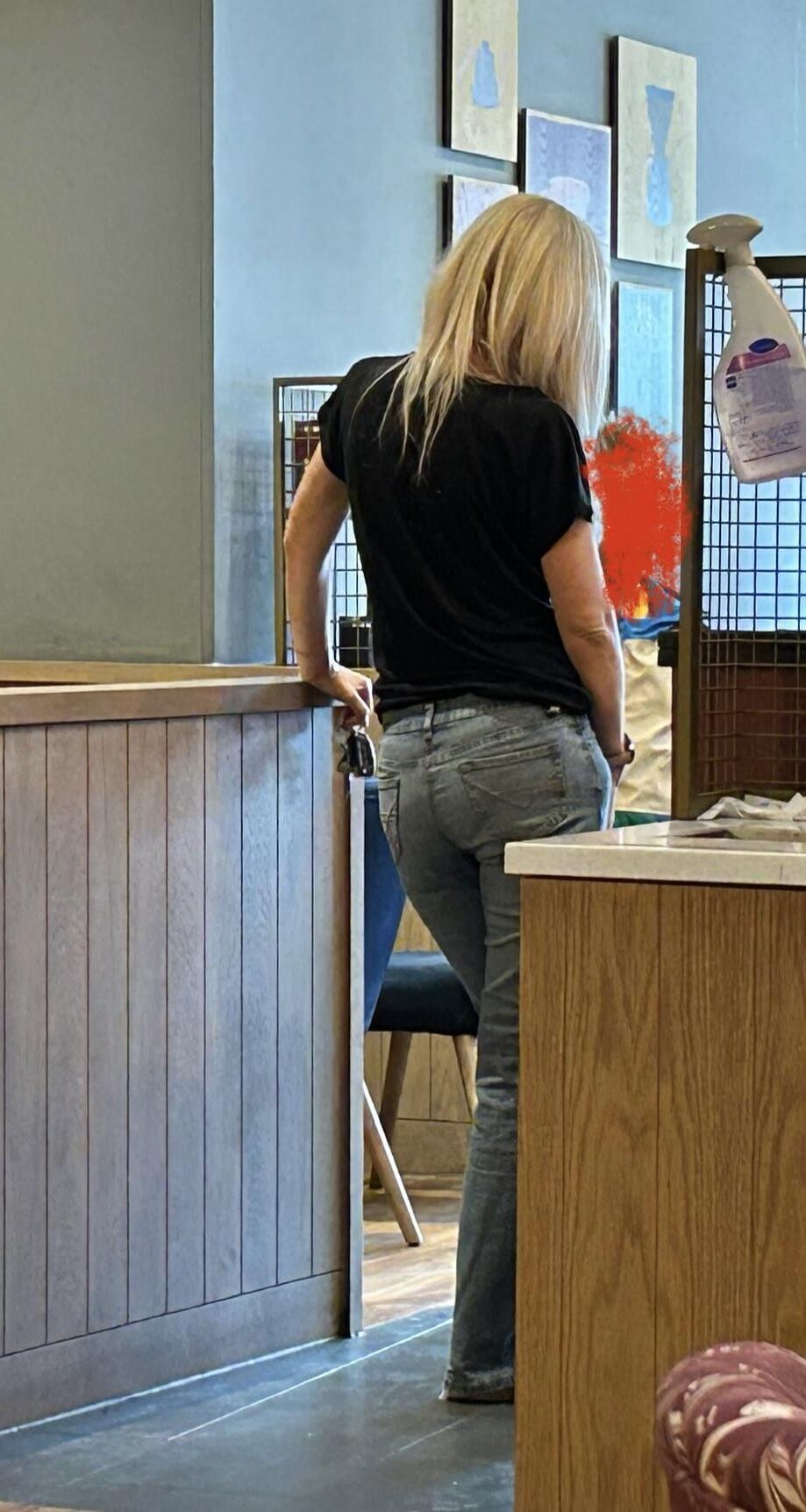 ジーンズのホットブロンド熟女のお尻