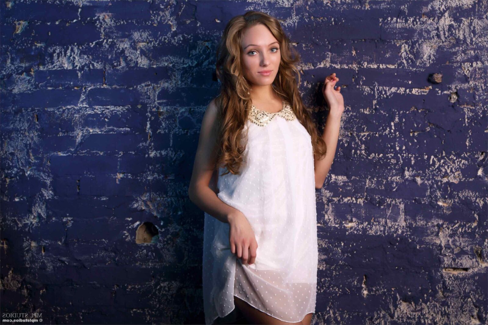 Mplstudios Francesca écrivant sur le mur