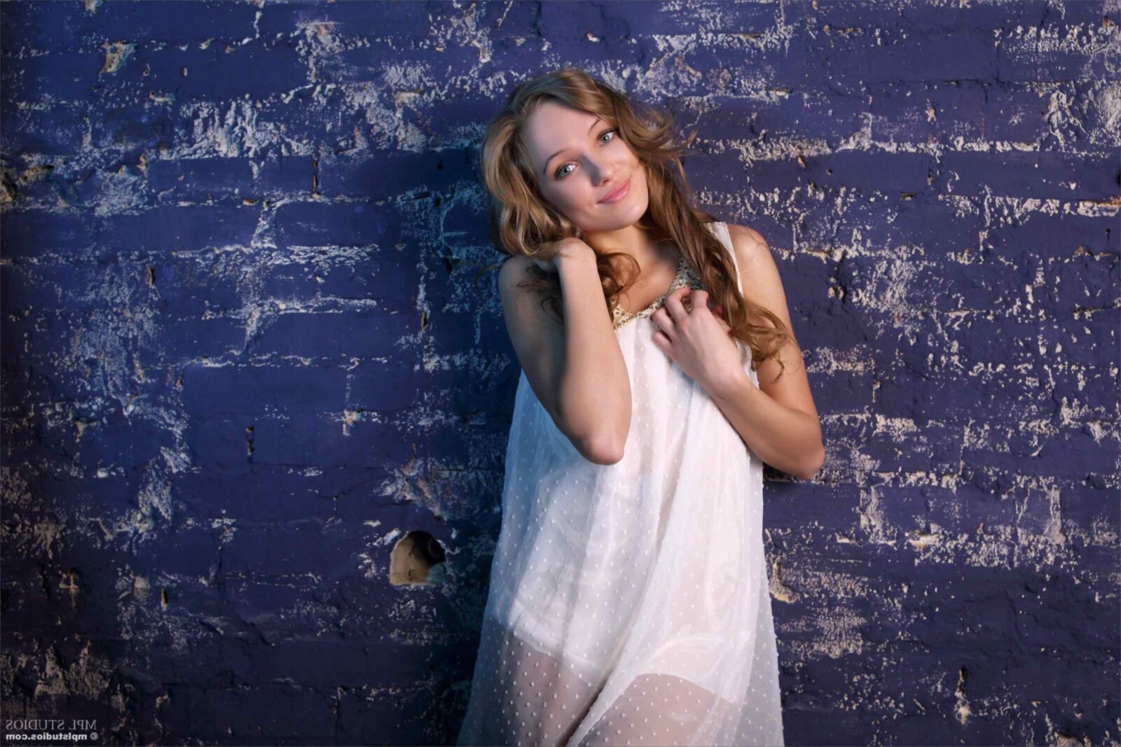 Mplstudios Francesca écrivant sur le mur