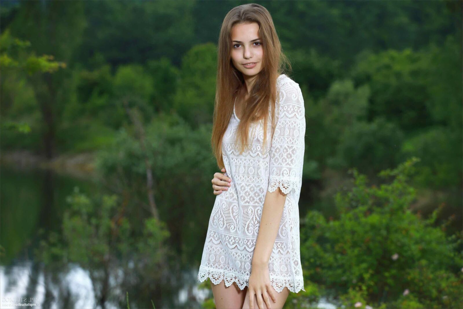 Mplstudios Elle cueille des fleurs