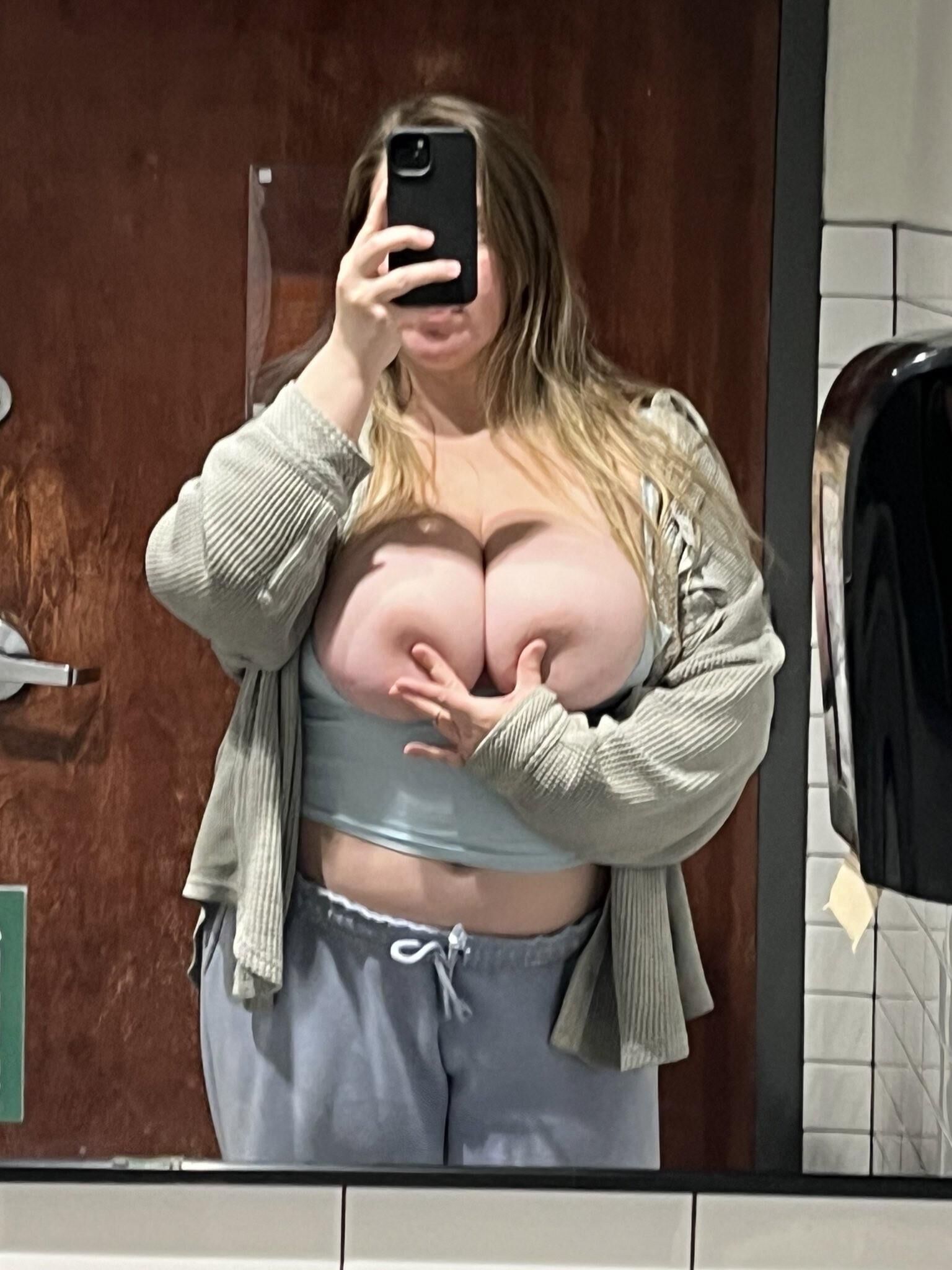 Chelsea énormes seins mignons sexy fille blonde mixte photos chaudes