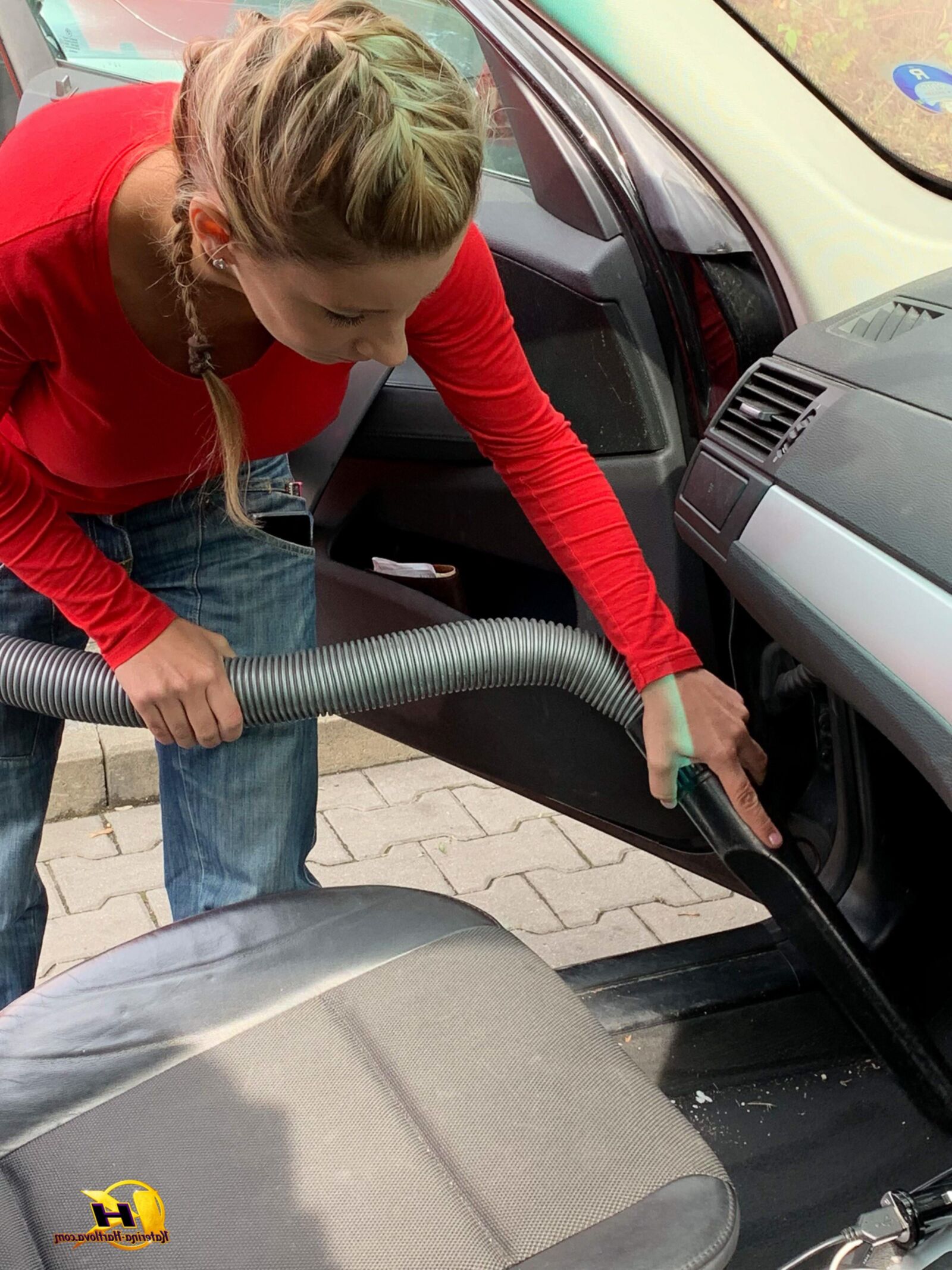 Katerinahartlova Katerina Cleaning Car à la station-service