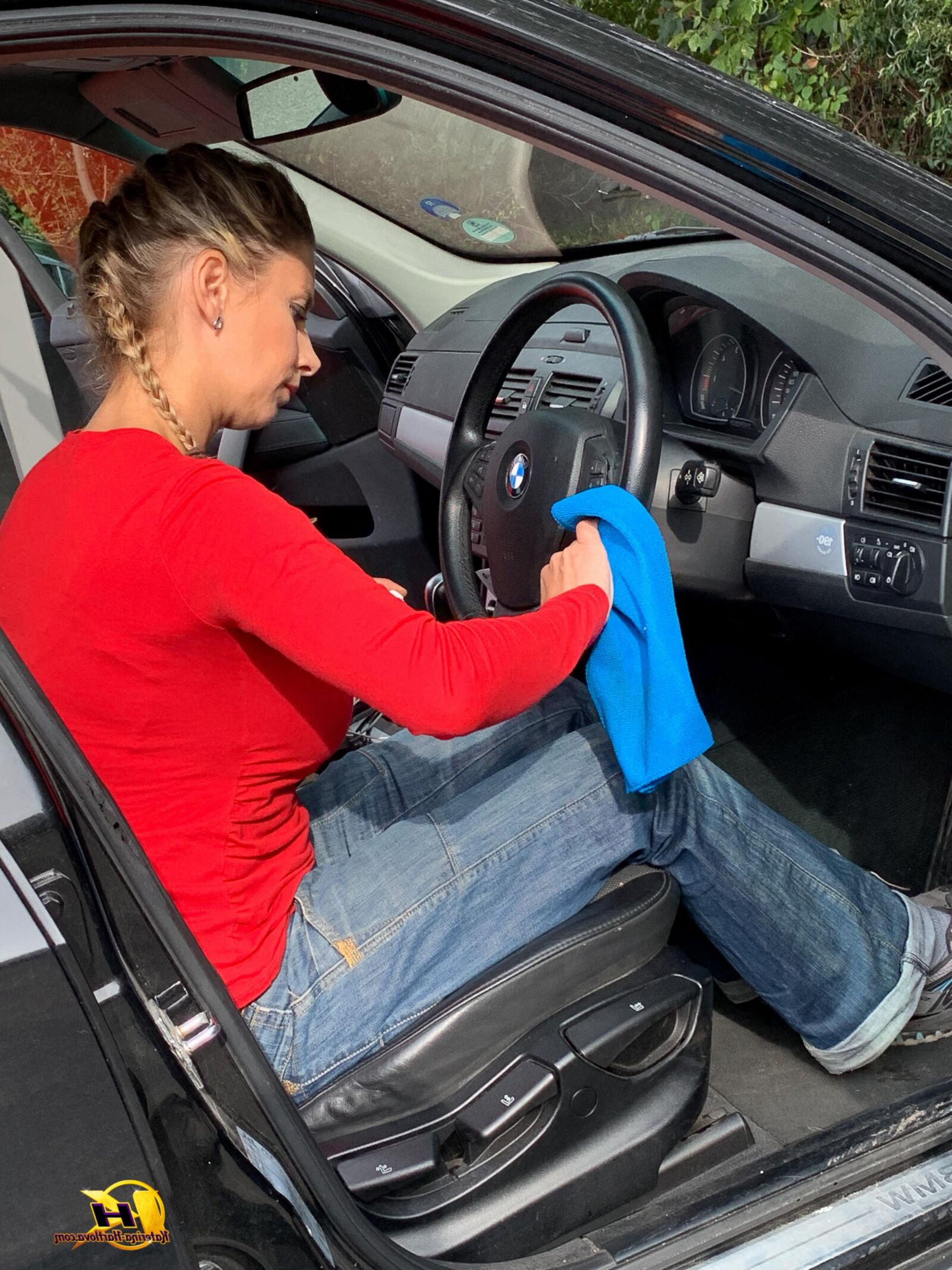 Katerinahartlova Katerina Cleaning Car à la station-service