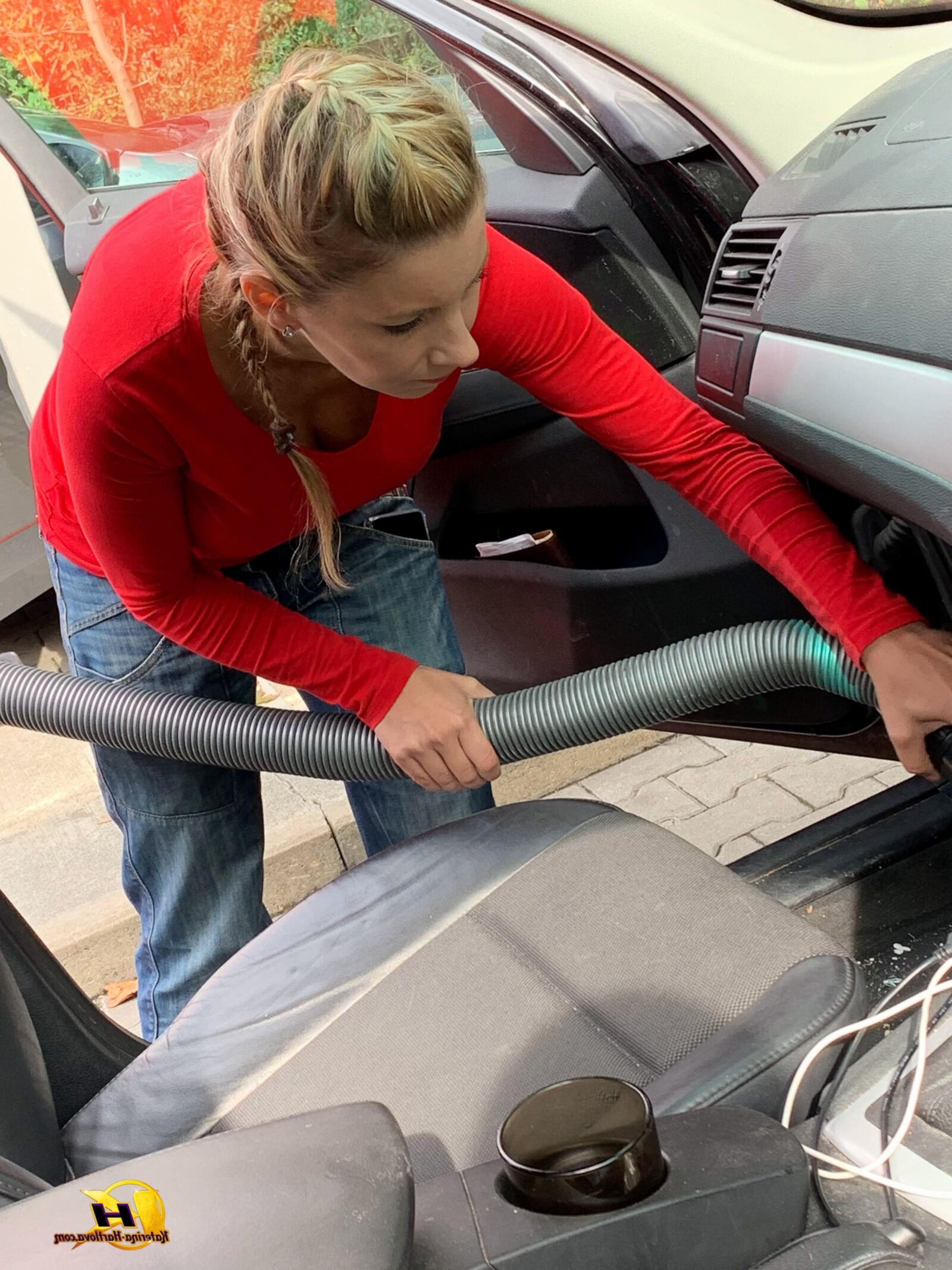 Katerinahartlova Katerina Cleaning Car à la station-service