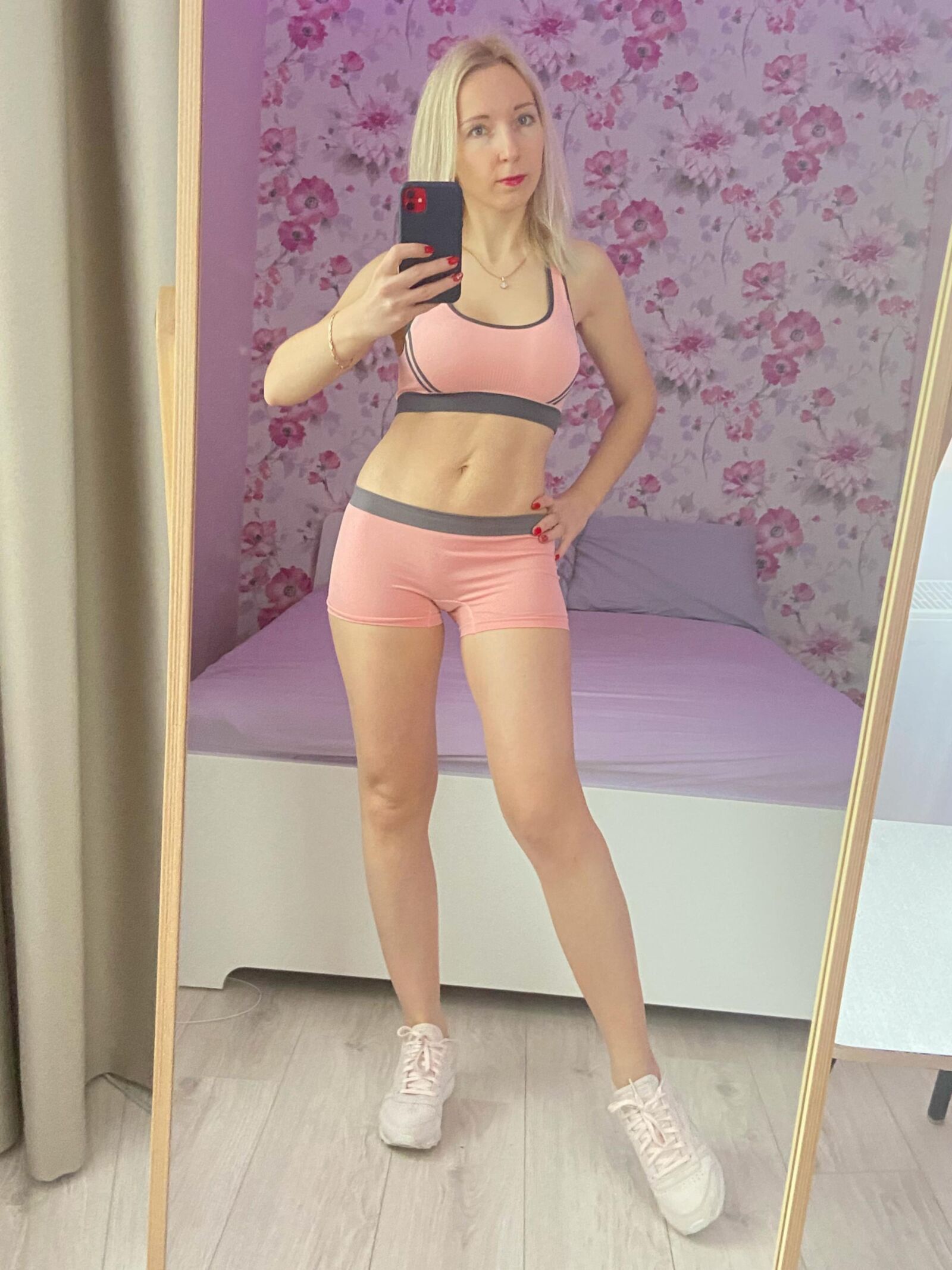 Mes selfies dans des hotpants roses