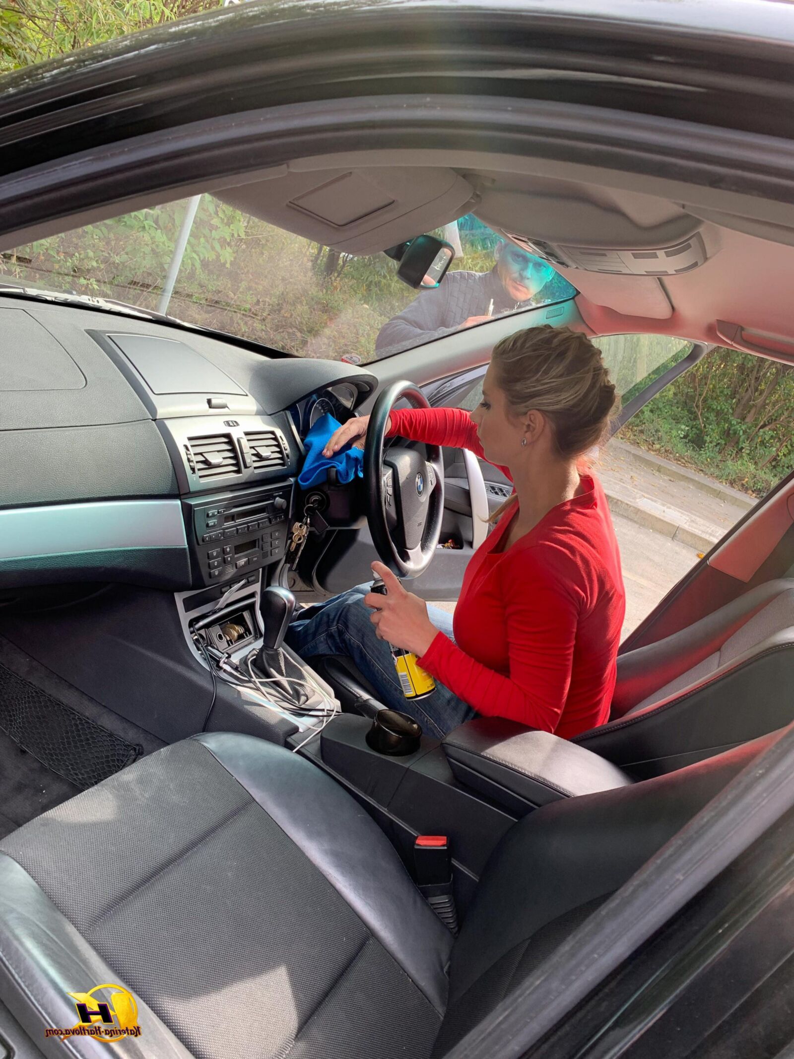 Katerinahartlova Katerina Cleaning Car à la station-service