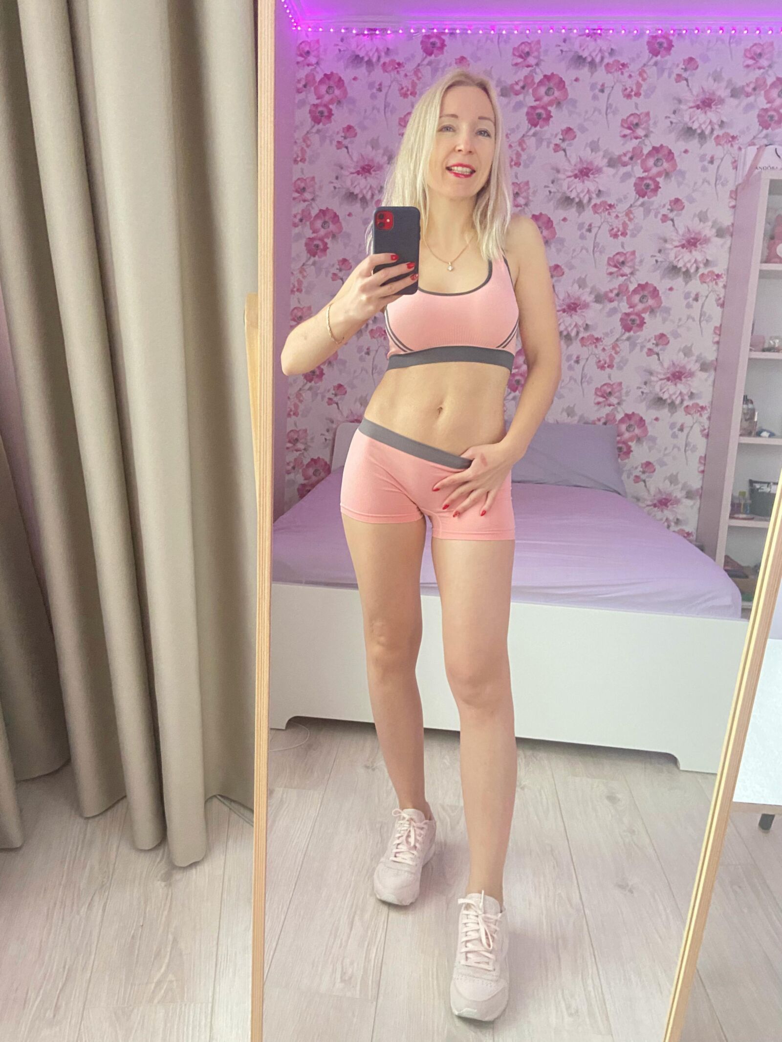Mes selfies dans des hotpants roses