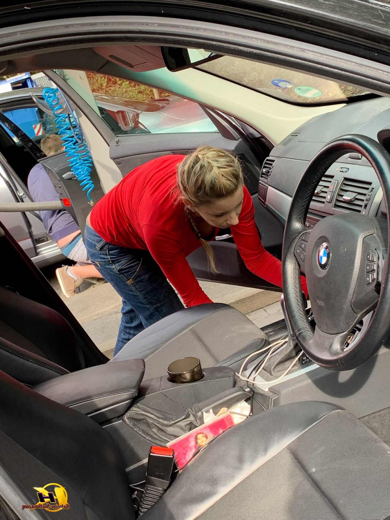Katerinahartlova Katerina Cleaning Car à la station-service