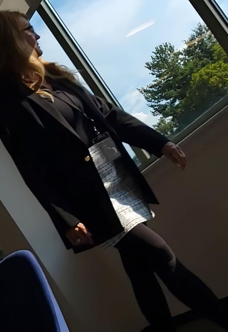 私のオフィスの金髪のパンスト熟女（率直）
