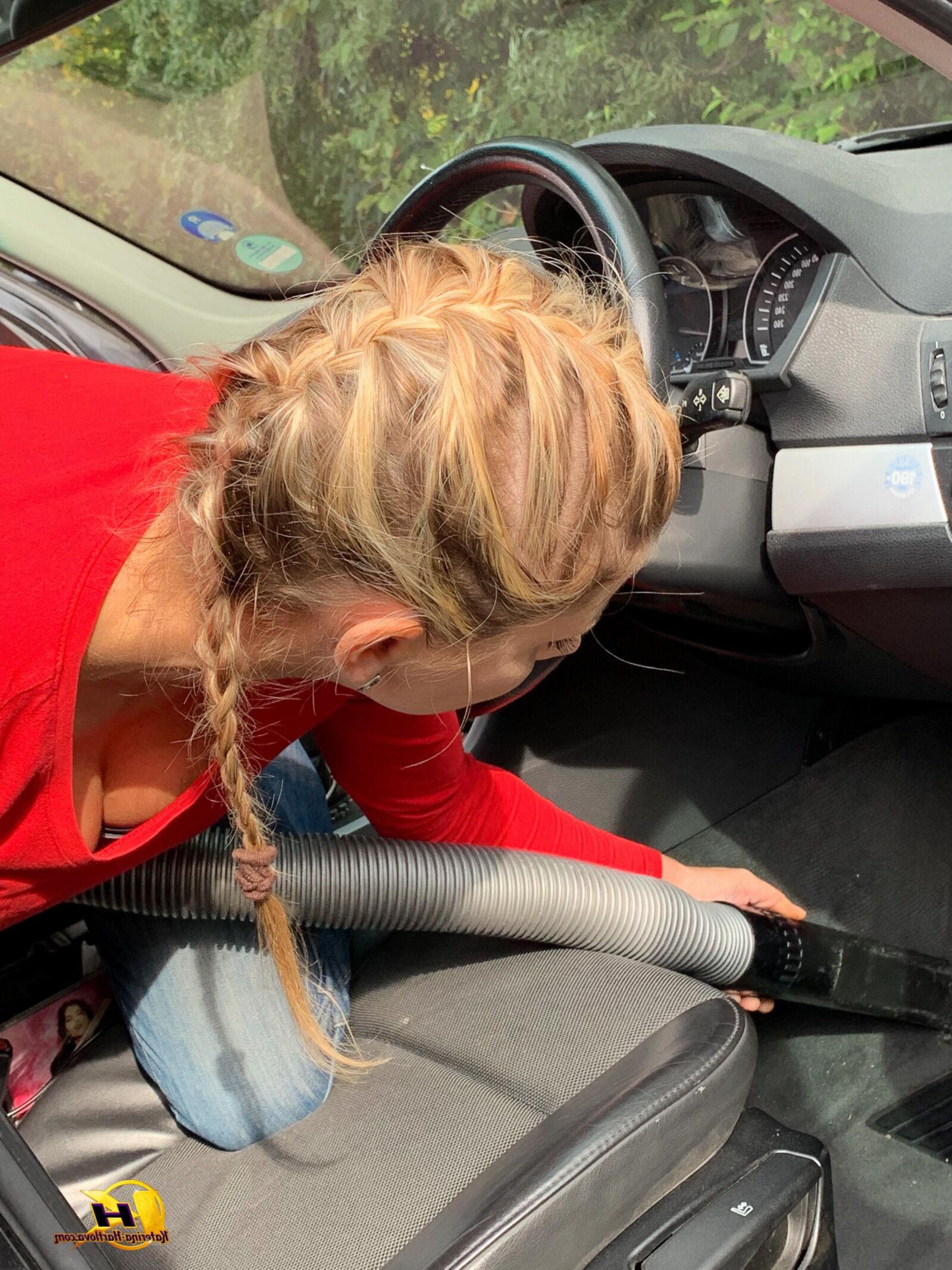 Katerinahartlova Katerina Cleaning Car à la station-service