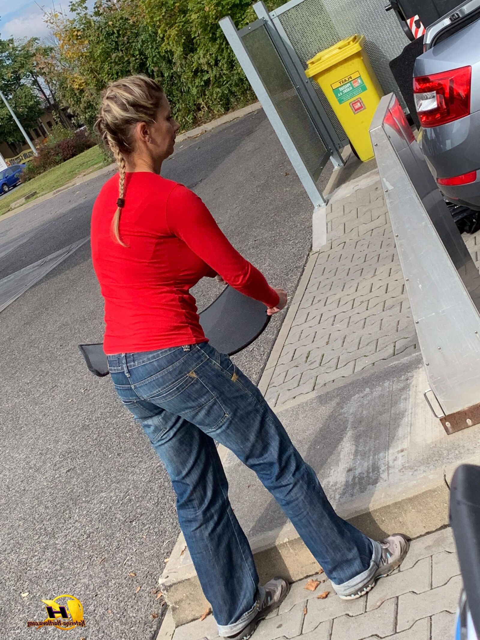 Katerinahartlova Katerina Cleaning Car à la station-service