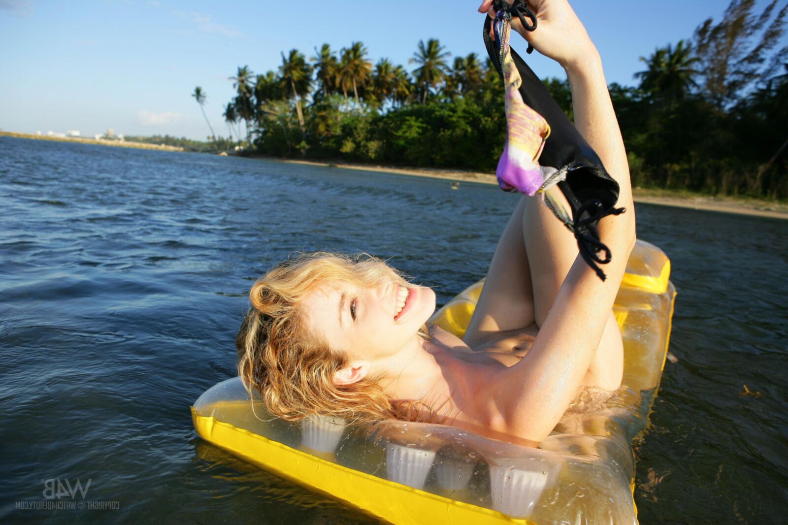 Alisa G Blonde Ukrinian Beauty Infratable Raftで裸