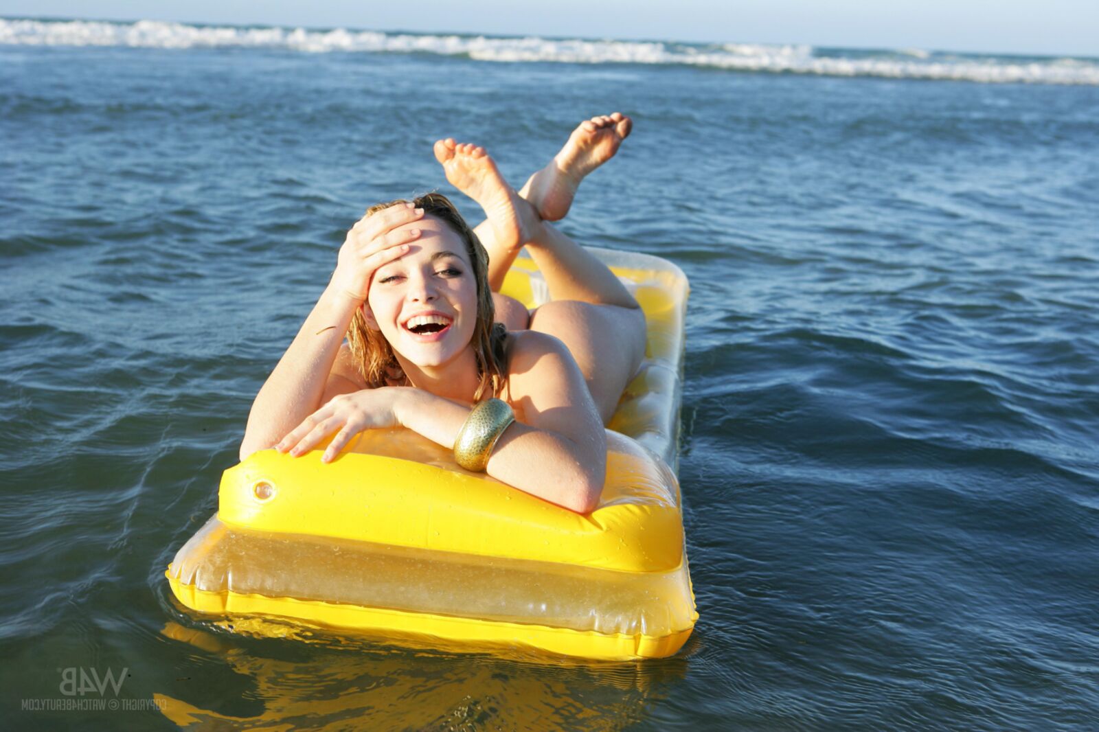 Alisa G Blonde Ukrinian Beauty Infratable Raftで裸