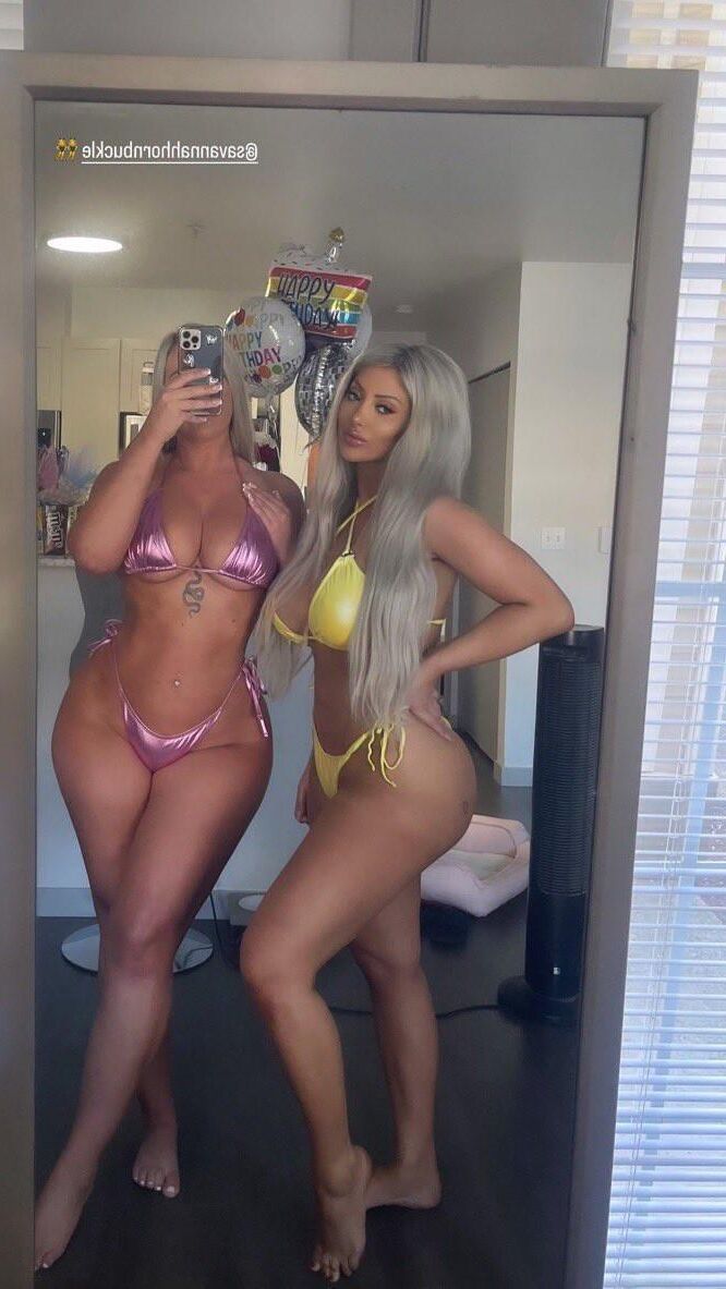 Blonde Left or Right 