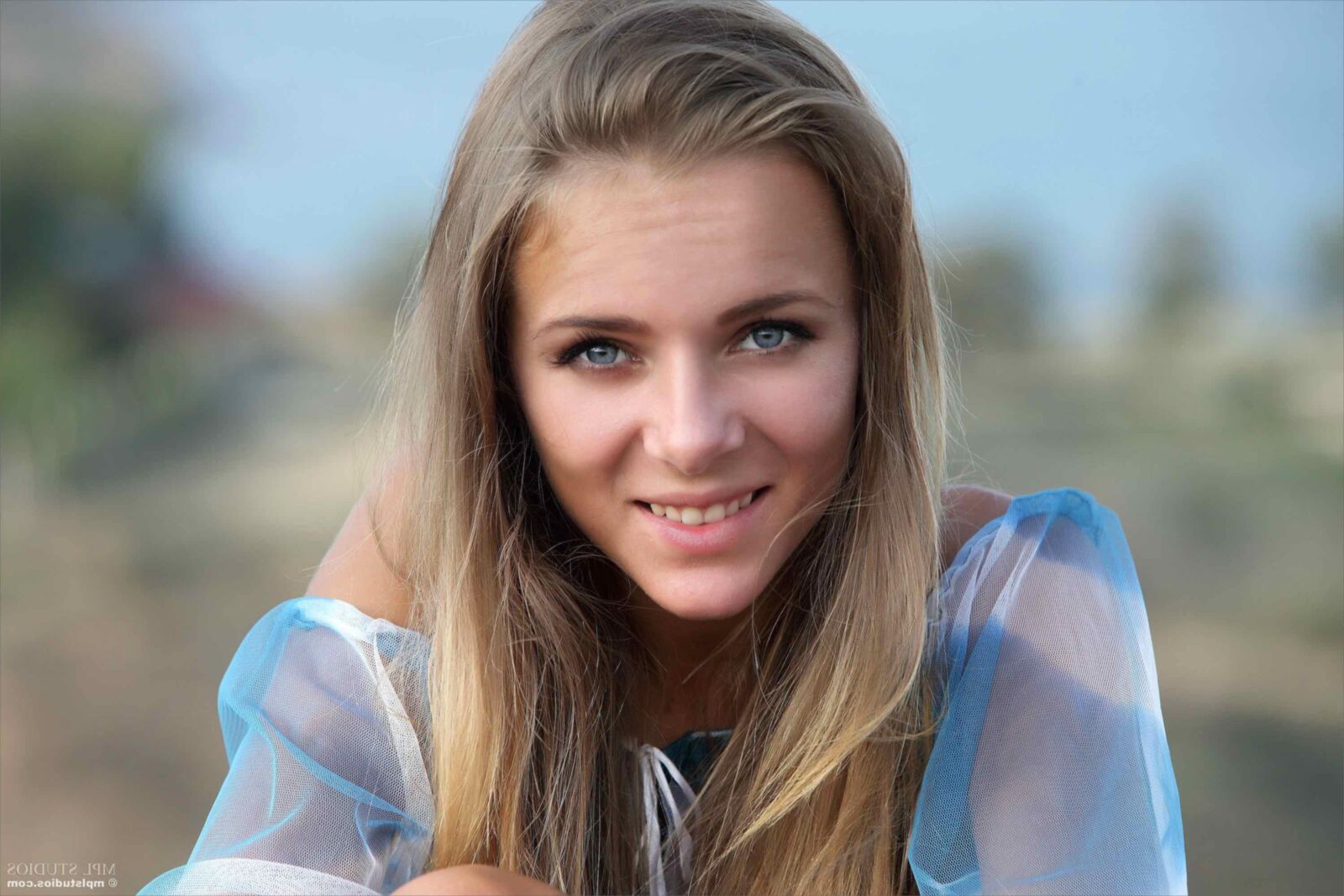 MPLSTUDIOS Karissa Diamond Blue Shoes e um sorriso