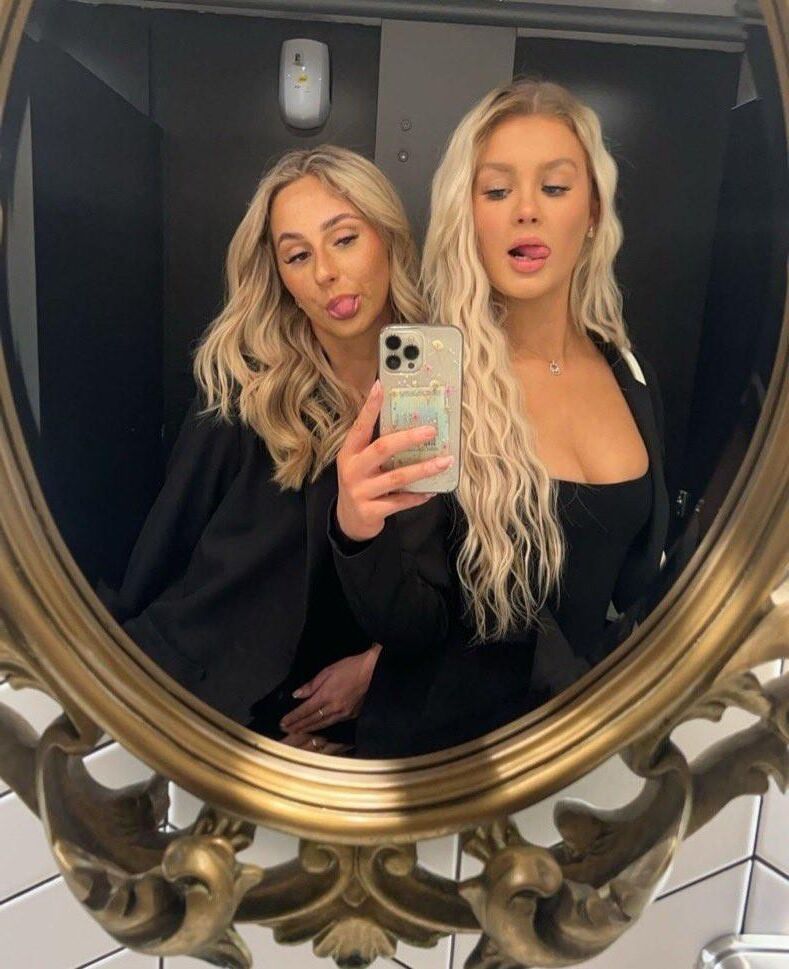 Blonde Left or Right 