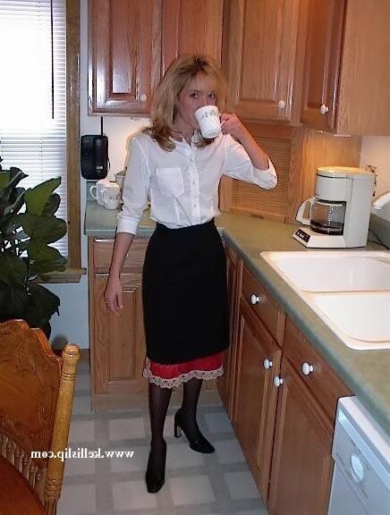 SG Unknown Set Red slip in ktch w black stockings