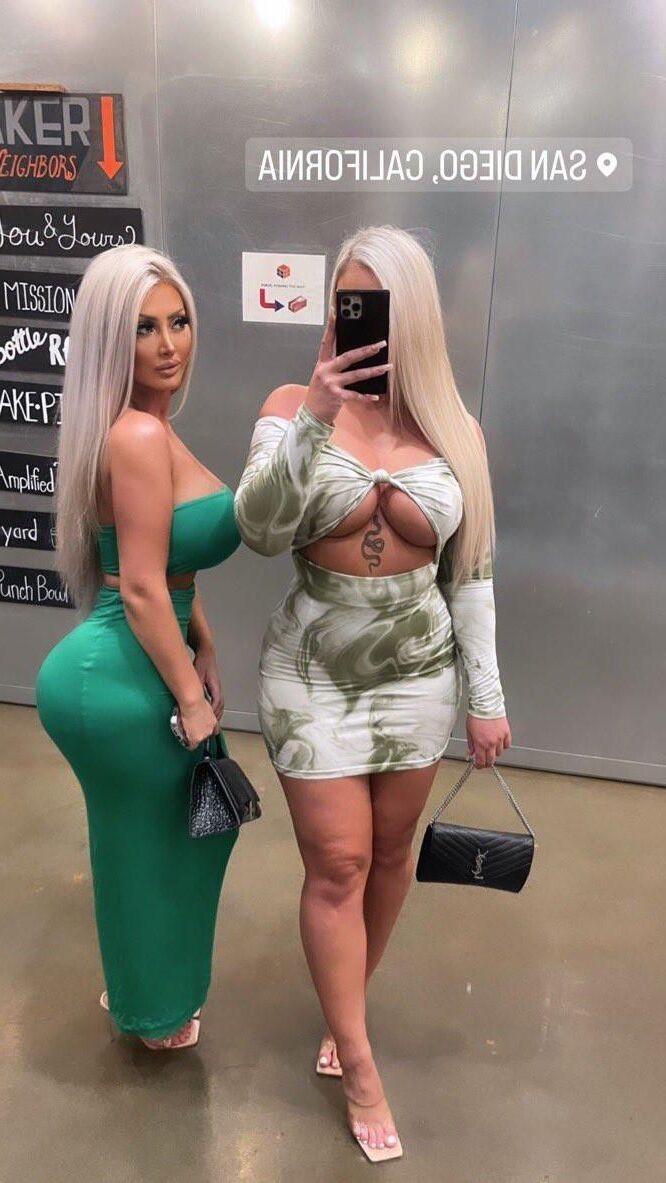 Blonde Left or Right 